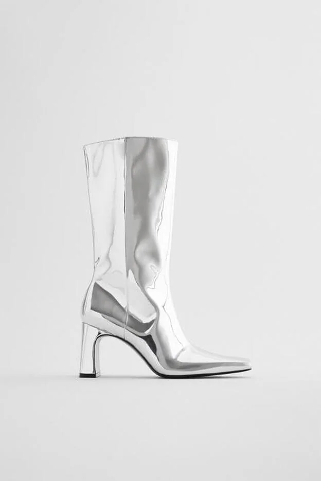 Botas metalizadas, de Zara (69,95 €).