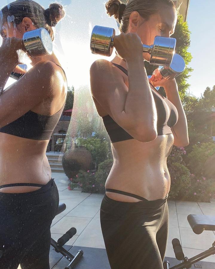Eva Longoria hace ejercicios de TRX en casa para estar en forma