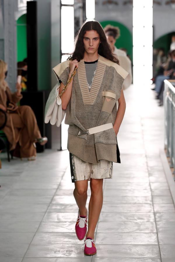 Activista irrumpe en desfile de Louis Vuitton y sorprende entre las modelos