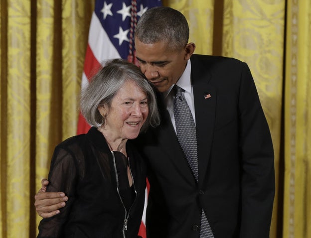 Louis Glück recogiendo la Medalla Nacional de Humanidades de Estados Unidos en 2015 de manos del entonces presidente Barack Obama./gtres