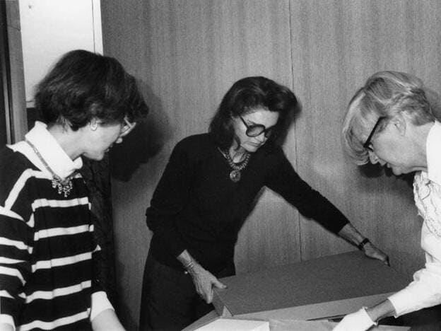Jackie Kennedy / Onassis en 1993 junto a Beverly Brannon (izquierda), curadora de la Biblioteca del Congreso, y Sidney Frissell Stafford (derecha), hija de la fotógrafa Toni Frissell.