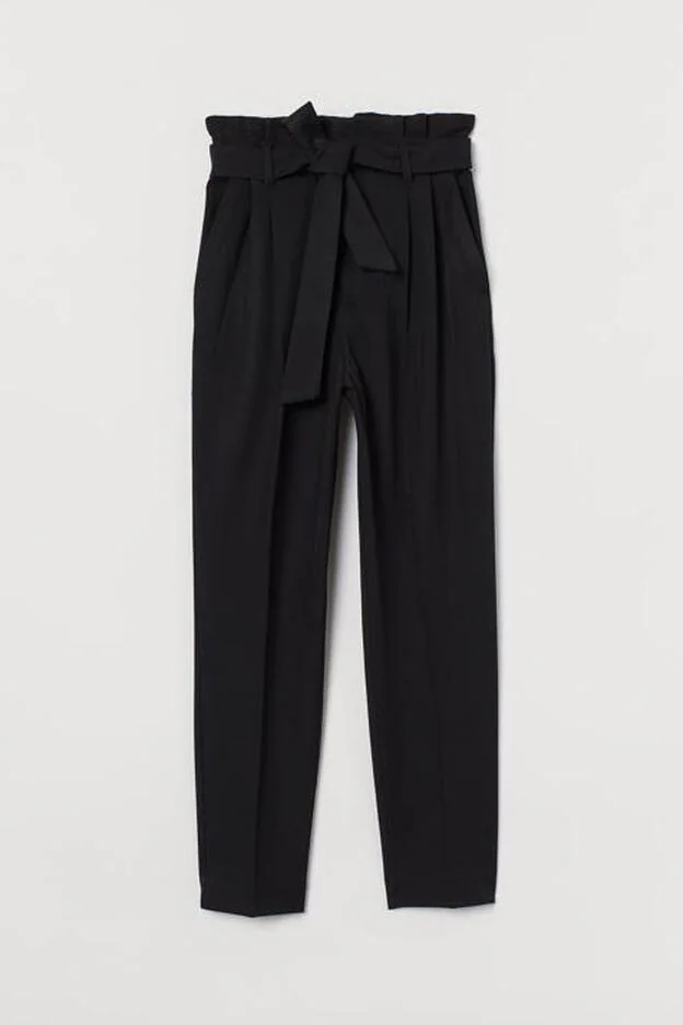 Pantalón negro con cinturón, de H&M (24,99 euros).