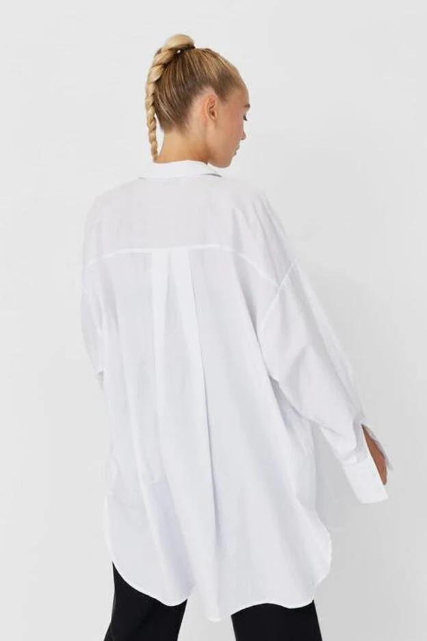 pájaro Cerebro Gratificante Esta camisa blanca oversize de Stradivarius te solucionará cualquier  estilismo | Mujer Hoy