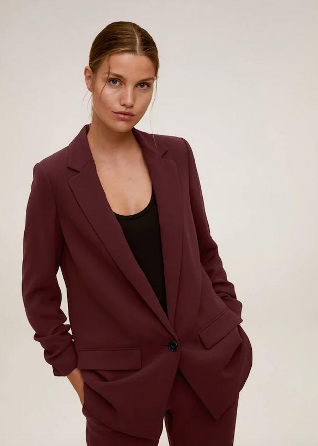 Las blazers rebajadas de Mango que son perfectas para tus looks de oficina y puedes comprar por menos de 30 euros