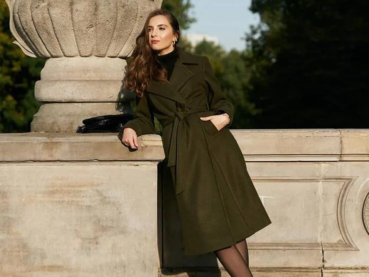 Si buscas un estilismo otoñal impecable, apuesta por prendas de abrigo en color caqui