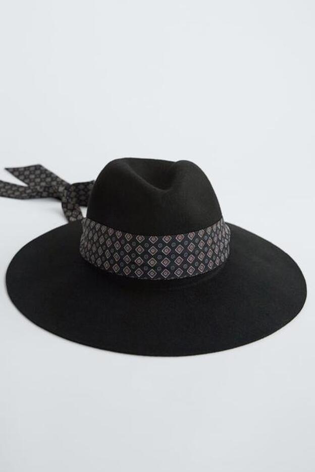 Sombrero de Zara de fieltro, con pañuelo, de Zara (29,95 euros).