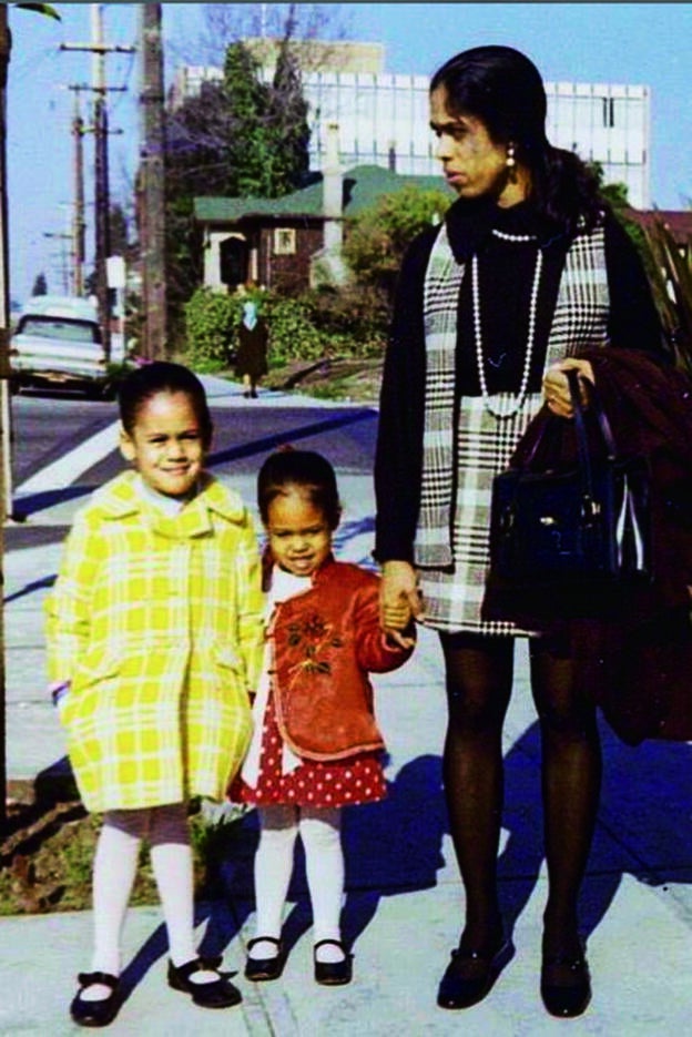 Las hermanas Harris, de niñas, con su madre.