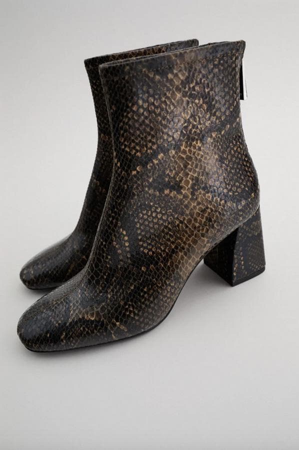 Botas botines con estampado animal, el calzado que va a todos tus looks de otoño | Mujer