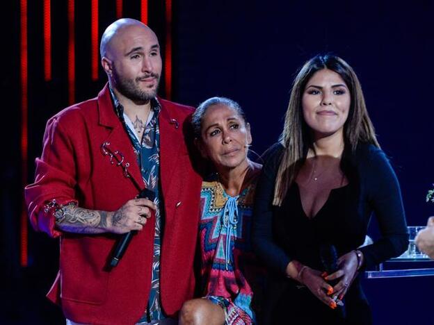 Chabelita e Isabel Pantoja junto a Kiko Rivera en una imagen de cuando la tonadillera regresó de 'Supervivientes'./gtres.