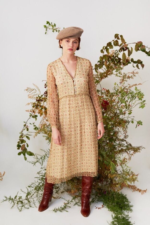 Vestido Firenze largo hecho en bambula de seda estampada con hilatura metálica. Lleva manga larga, escote cruzado, falda evasé cortada al bies y lazada en la cintura. Es un vestido versátil que puede llevarse con sandalia, bota y botín pero también con zapatillas para un look más casual, es de Maksu y cuesta 175 €.