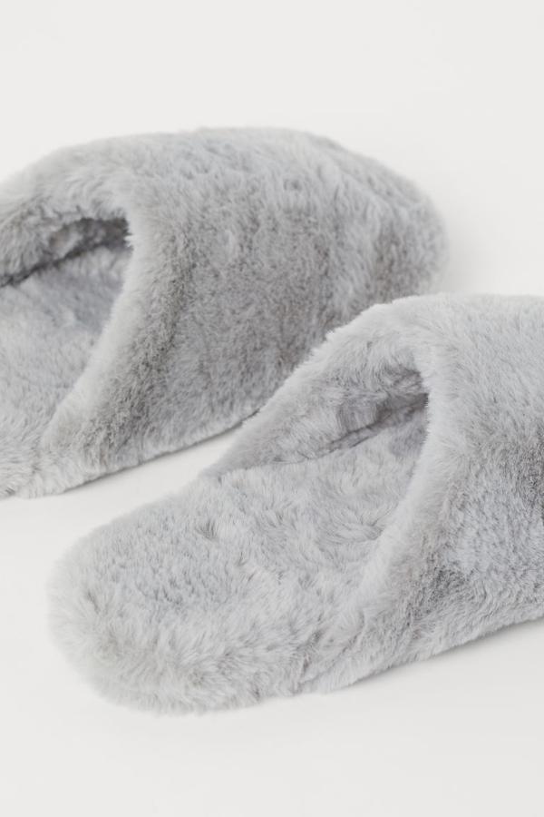 Estas son las zapatillas de casa que necesitas para un look cómodo y calentito