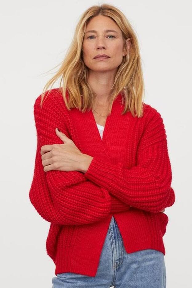 Este cárdigan rojo H&M tan favorecedor es perfecto para dar vida a tus looks más básicos Mujer Hoy