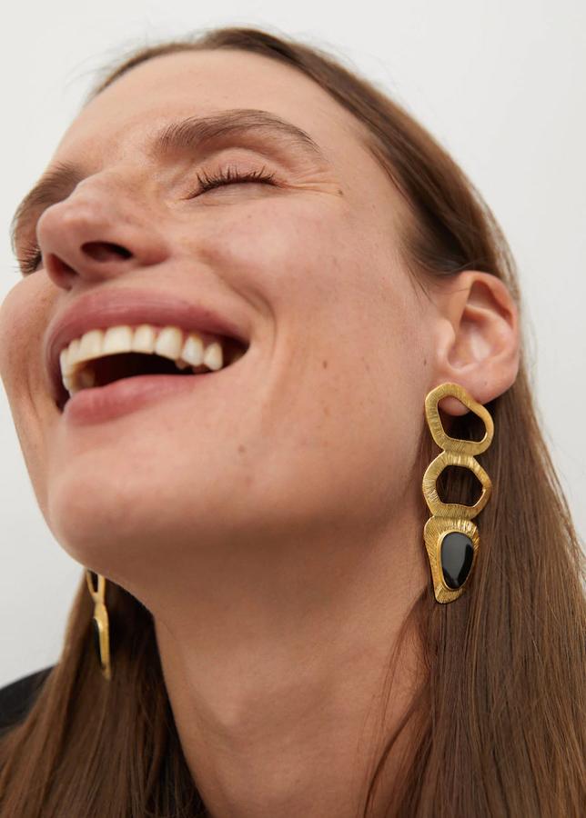 Pendientes colgantes geométricos dorados de Mango: 15,99 euros