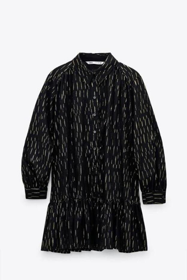 Este vestiod negro camisero mini de los Special Prices de Zara nos recuerda a los diseños de Isabel Marant.