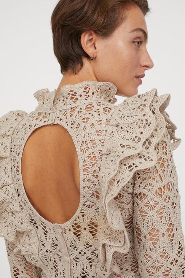 Esta blusa de encaje de H&M tan elegante está a punto de agotarse | Mujer Hoy
