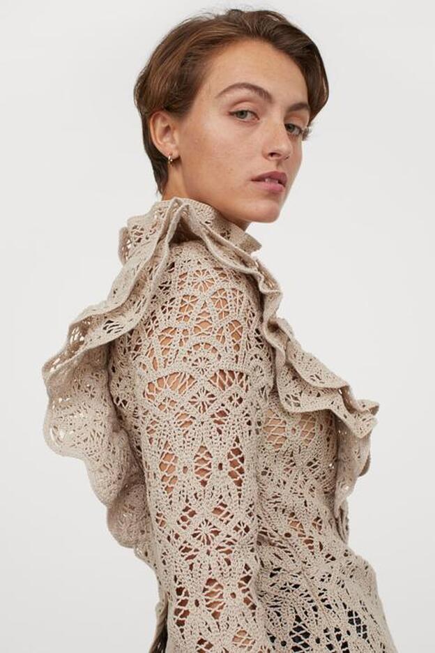 Esta blusa de encaje de H&M tan elegante está a punto de agotarse | Mujer Hoy