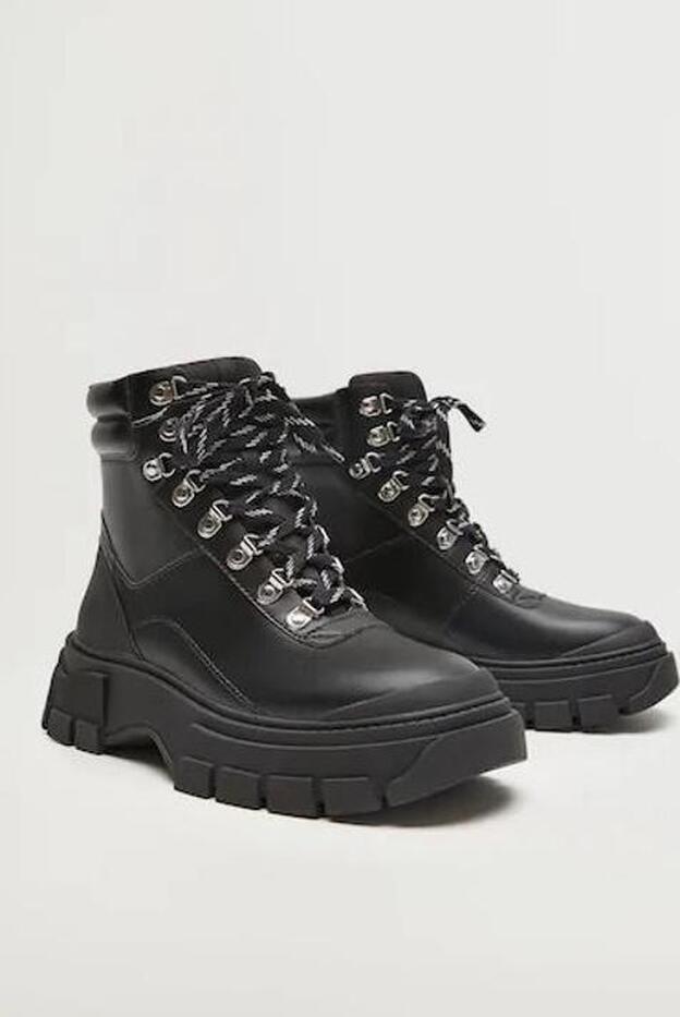 ¿Te atreves con las botas de montaña que tanto s ellevan este invierno? Las de Paula son de Mango y cuestan 59,99 euros.