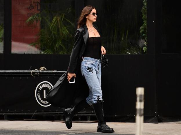 La modelo Irina Shayk pasea por Nueva York con un par de botas miltares. Pincha en la foto para ver los mejores modelos de botas que no querrás quitarte este invierno./getty images