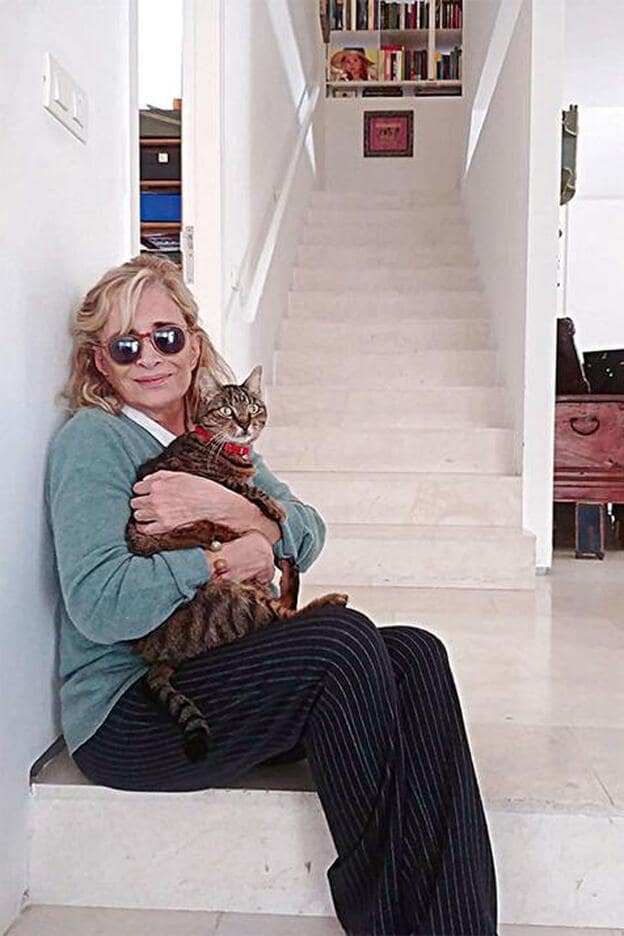 Carmen Rigalt posa junto a su gata, Úrsula./agencias