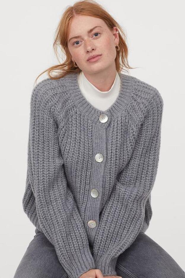 Cárdigan gris de H&M (49,99 euros).