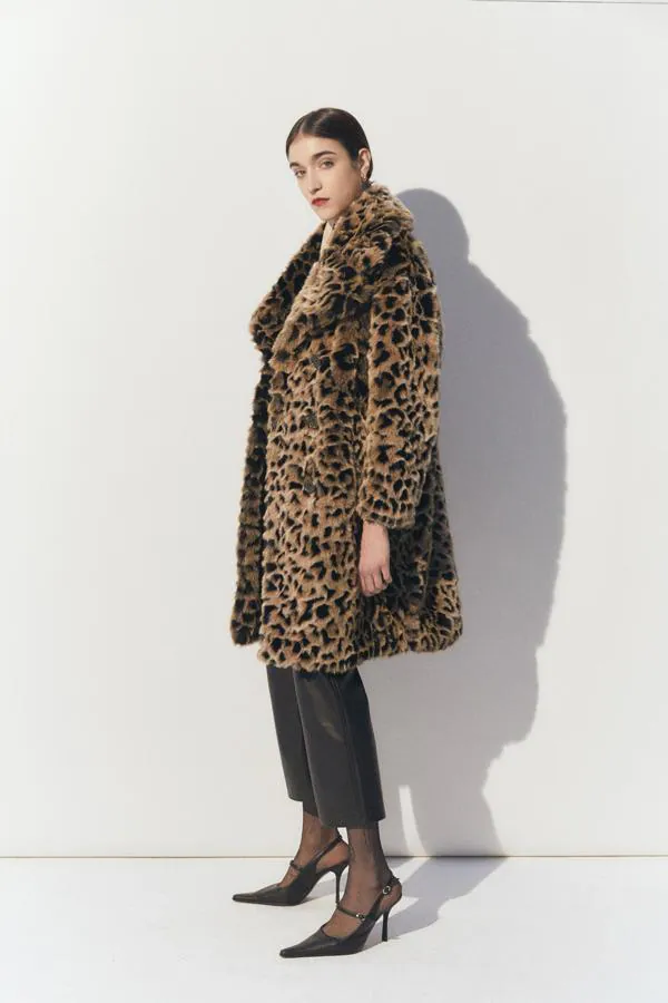 Fotos: Apuesta por los estampados y diseños tendencia para tus abrigos de última colección Mujer Hoy