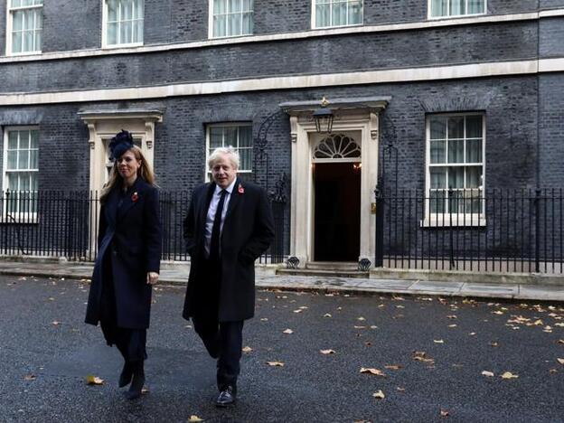 Carrie Symonds y Boris Johnson, frente a su domicilio en el 10 de Downing Street.