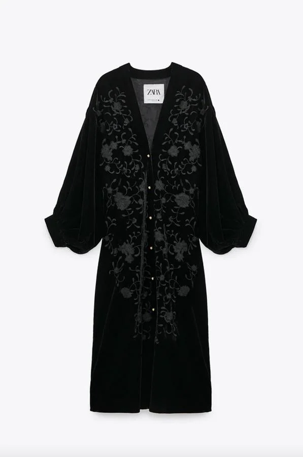 Los kimonos de Zara que quedan perfectos con vestidos y también con vaqueros