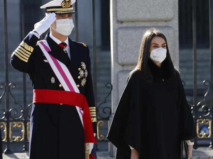 Todos los looks de doña Letizia en la Pascua Militar: ¿por qué siempre lleva vestido largo si es un acto de día?