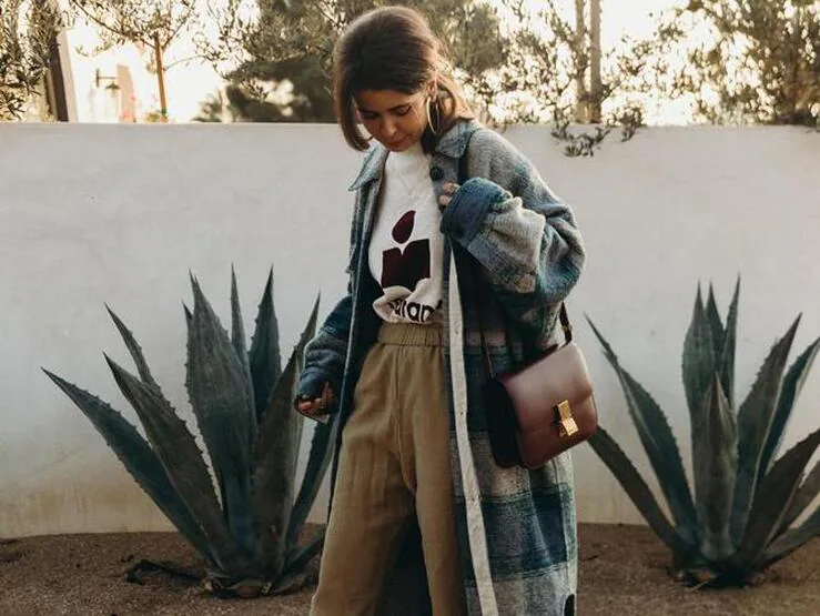 La combinación de bolso marrón con botas altas arrasa entre las influencers: 11 opciones para copiar sus looks de invierno