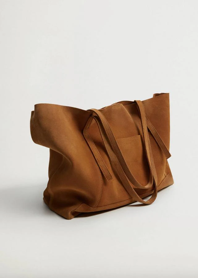 Apuesta por el marrón para tus bolsos y botas y combínalos con cualquier estilismo este invierno