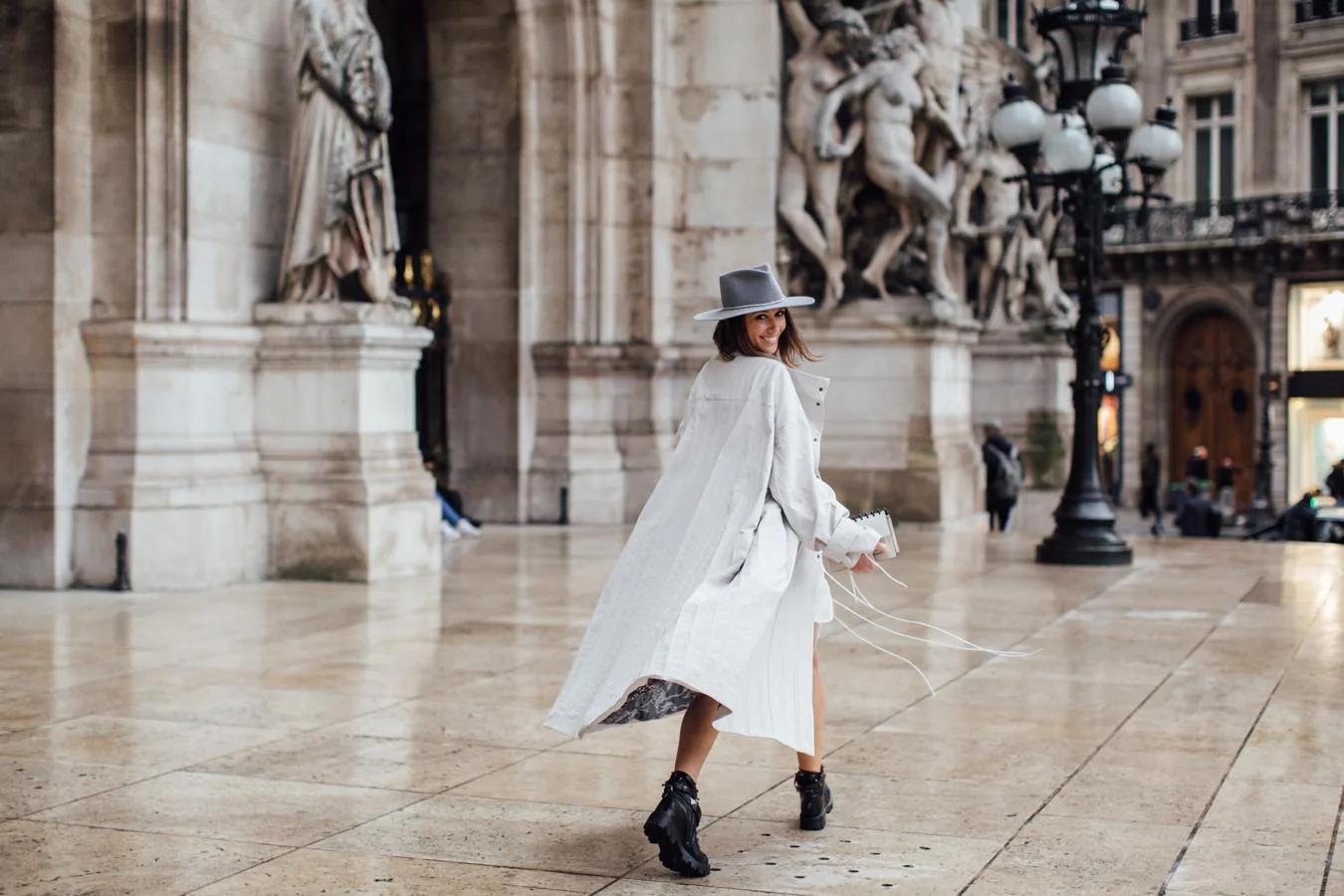 Fotos: ¿Qué me pongo un día de lluvia? 11 looks que las parisinas