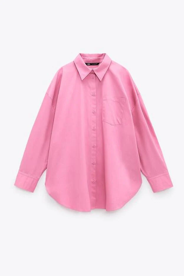 Camisa de estilo masculino de color rosa fuerte y 'fit' oversize.