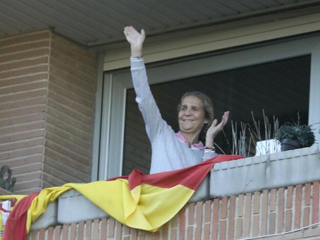 La infanta Elena haciendo gala de su espontaneidad, cantando 'Resistiré' desde su balcón, Gtres.