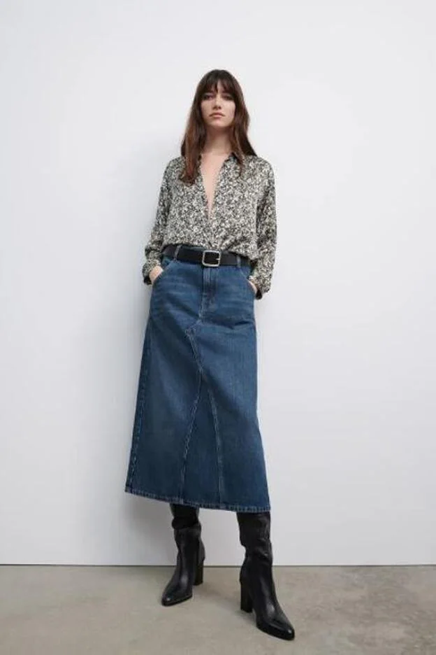 La falda midi vaquera de Zara.