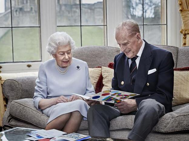 Una foto reciente de Isabel II con el príncipe Felipe, duque de Edimburgo, en el castillo de Windsor donde ambos están semiconfinados.