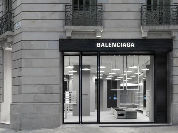La nueva tienda de Balenciaga en Barcelona muestra un interior de inspiración industrial./balenciaga