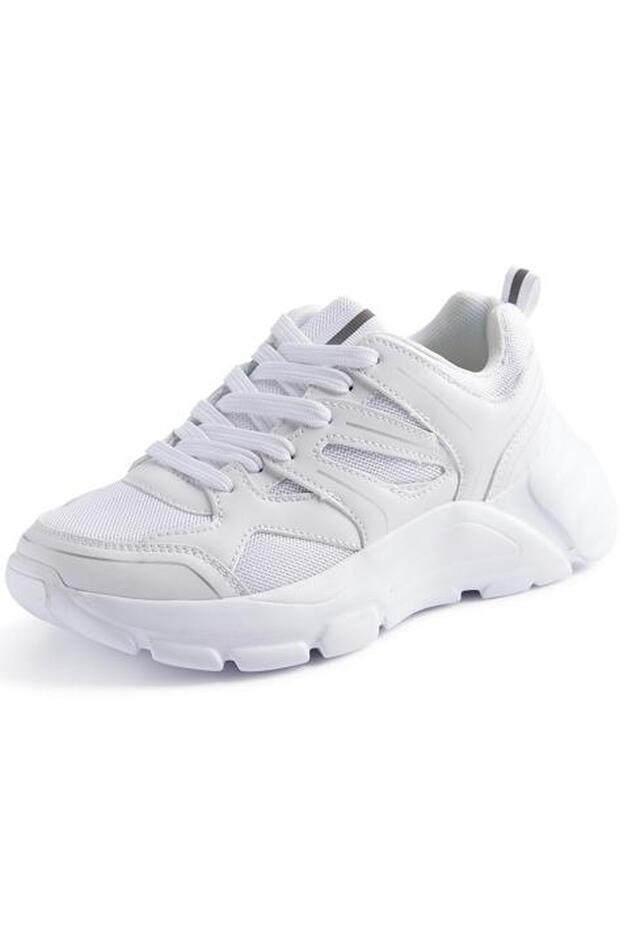 Con panel reflectante y cordones, estas zapatillas de deporte en color blanco querrás llevarlas con todo.