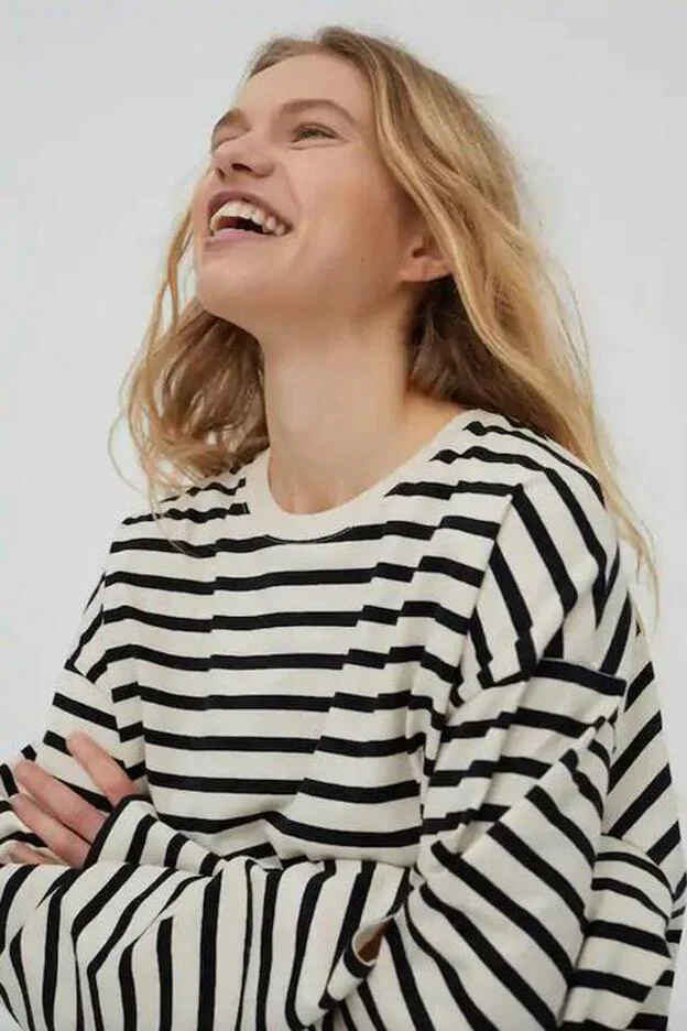 Pull&Bear tiene la camiseta con estampado de rayas perfecta que no vas a dejar de poner también lo puedes encontrar en top) | Mujer Hoy