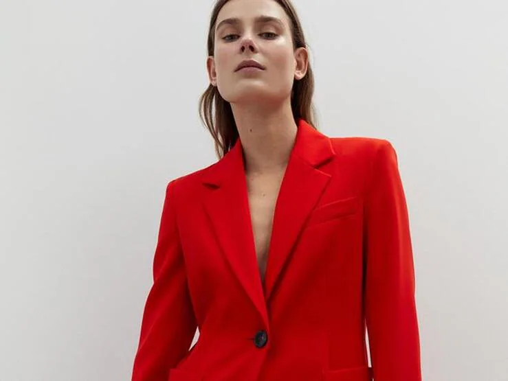 Si estás buscando cómo darle un giro diferente a tu look de oficina, solo necesitas un traje de chaqueta rojo