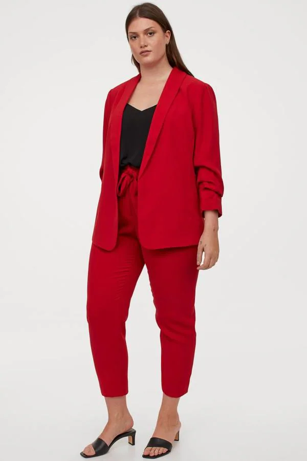 Dale un giro diferente a tu look de oficina con un traje de chaqueta rojo