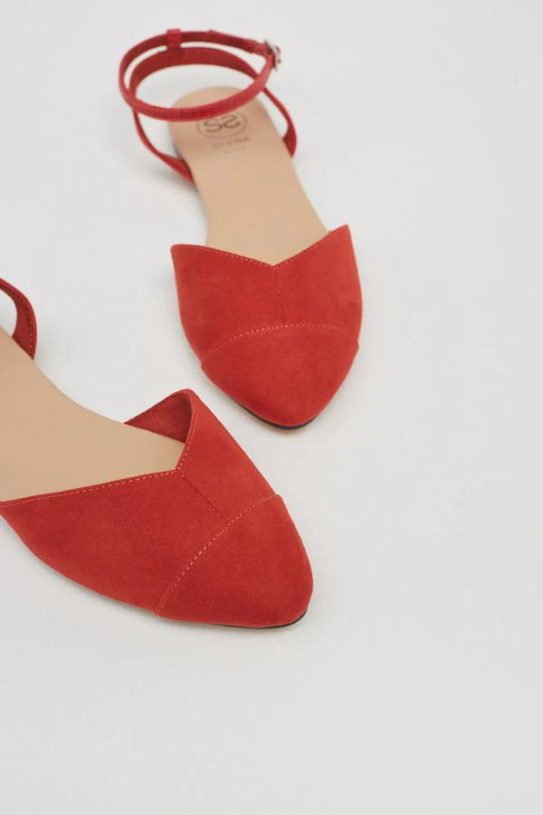Alerta tendencia: el color que no puede faltar en tu calzado la próxima temporada es el rojo
