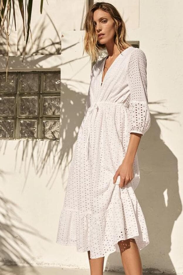 Midi, escote pico, en color blanco y con bordados: Zara tiene el vestido tus looks más casual | Mujer Hoy