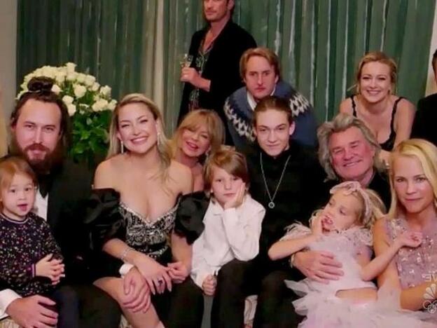 Kate Hudson y toda su familia (en la imagen de vídeo eran aún más).