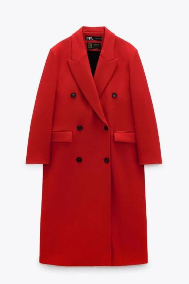 Abrigo largo de Zara en color rojo (109 euros).