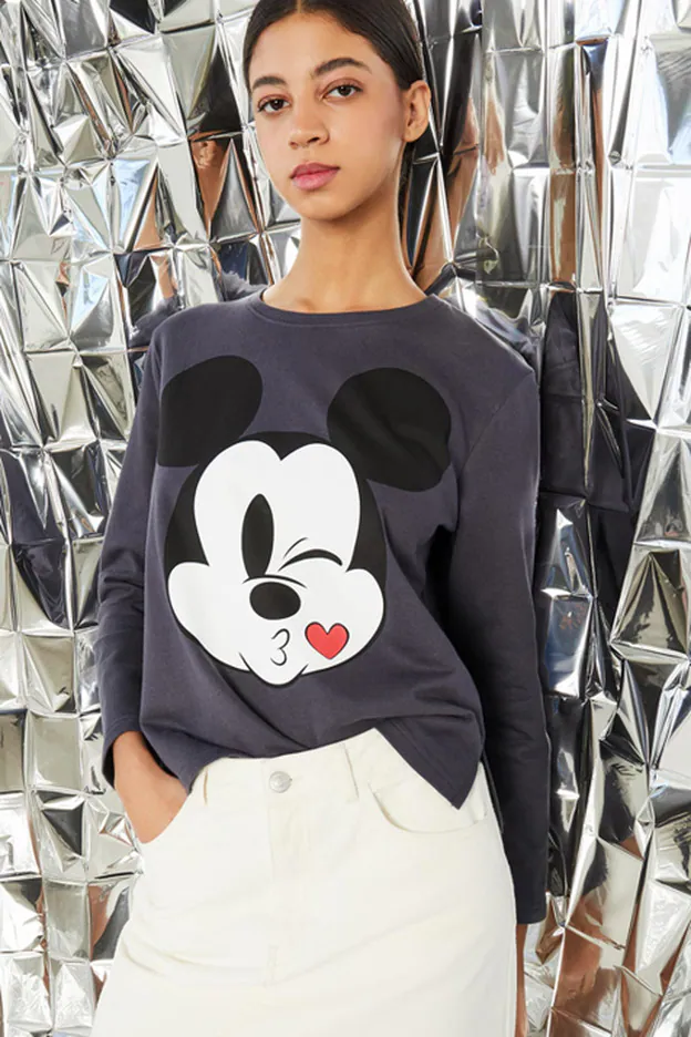 Hemos encontrado las sudaderas más bonitas de Mickey Mouse escondidas en la  nueva colección de Sfera (y te vas a enamorar de ellas) | Mujer Hoy