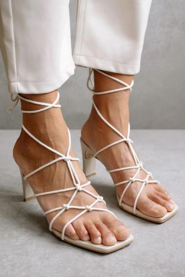 Las sandalias Unique Laced Ivory Heel de Alohas (119 euros).