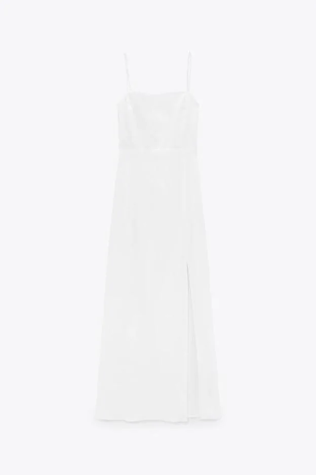 Vestido recto de tirantes con apertura lateral, de Zara (29,95 €).