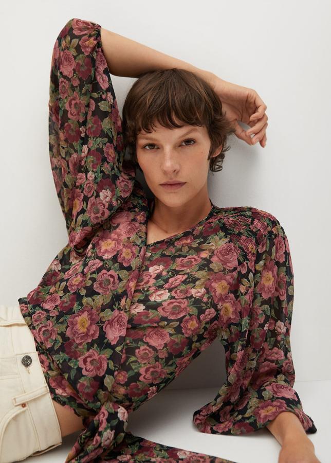 Las blusas de flores más bonitas están en Mango