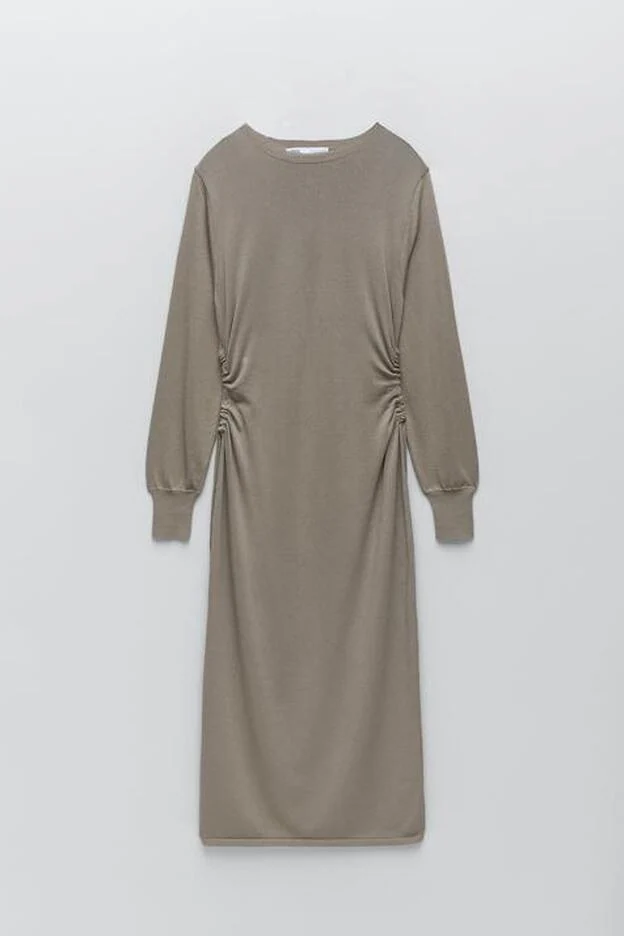 Vestido midi en color gris topo de la nueva colección de primavera de Zara (29,99 euros)