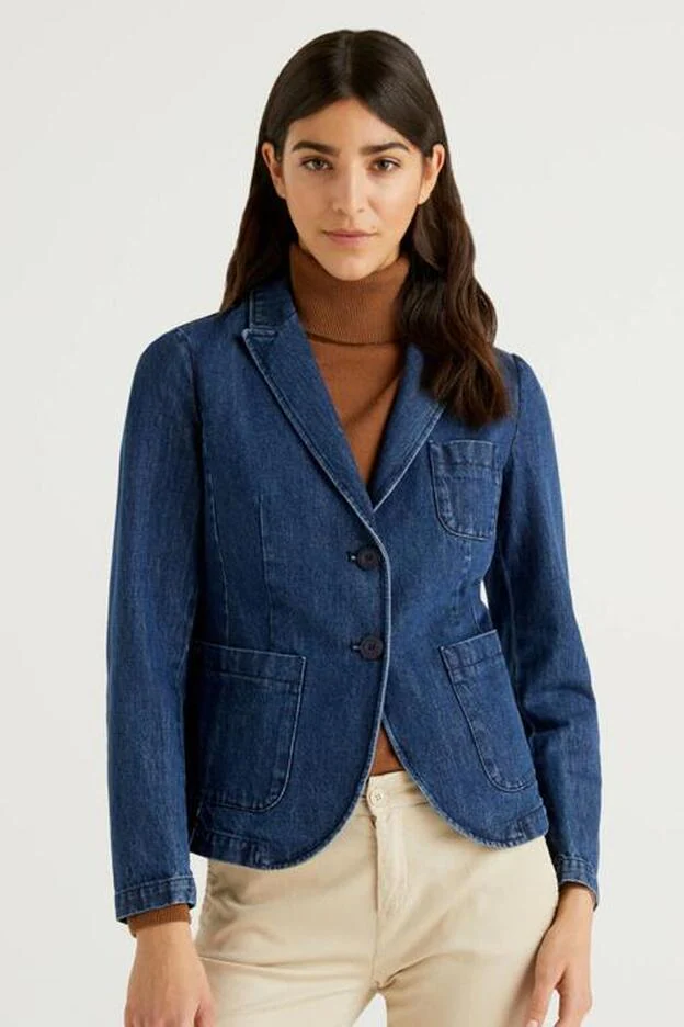 La blazer vaquera de Zara con la que un look total denim que rejuvenece a los 50 y que es perfecto para el entretiempo | Mujer Hoy